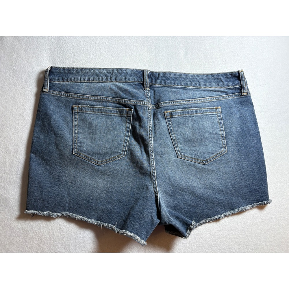 Torrid Womens Size 20 Medium Wash Frayed Hem Denim Jean Shorts Mid Rise Casual - Picture 3 of 8